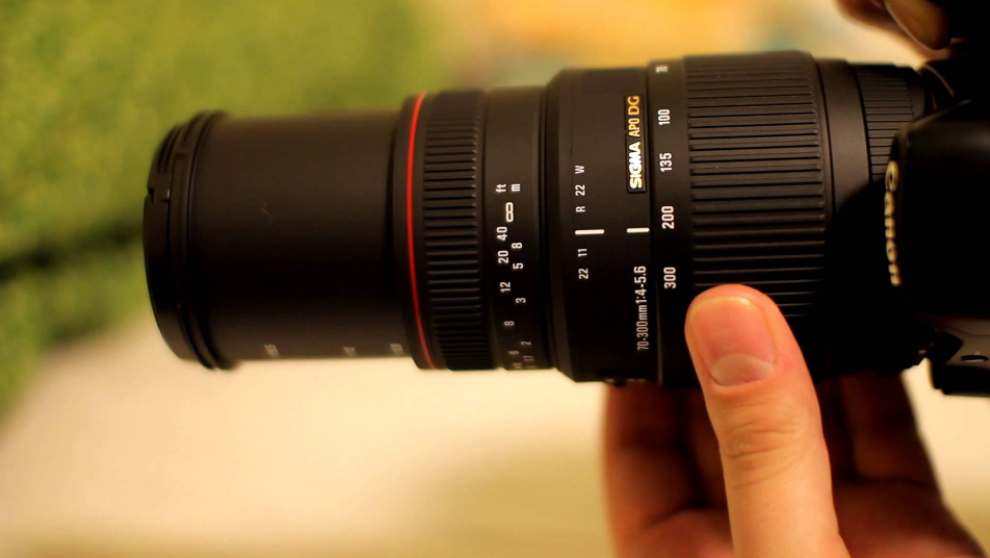Máy ảnh Canon EOS với ống kính Sigma 70 – 300mm.