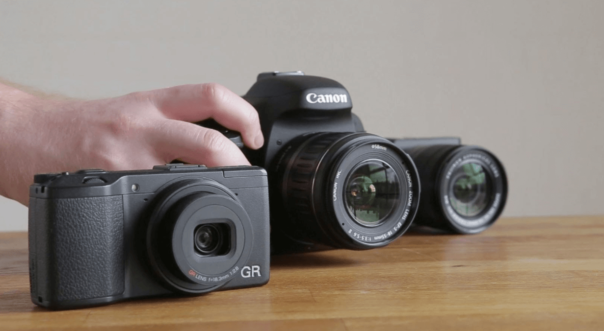 So sánh kích thước máy ảnh DSLR với máy ảnh Compact