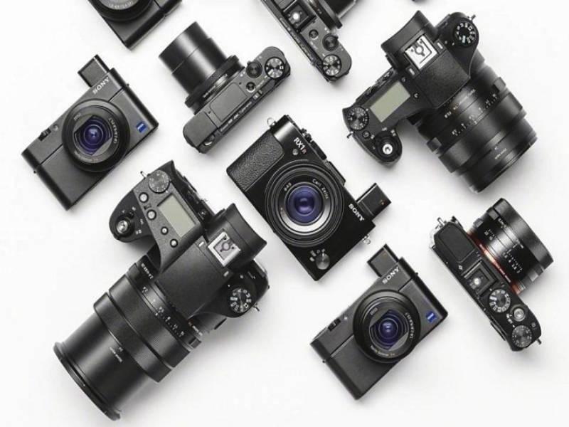 Trên thị trường máy ảnh hiện tại, Sony không còn là cái tên quá xa lạ gì nữa khi được đem ra để làm tiêu chuẩn đo lường cho tất cả các loại máy ảnh tốt nhất.