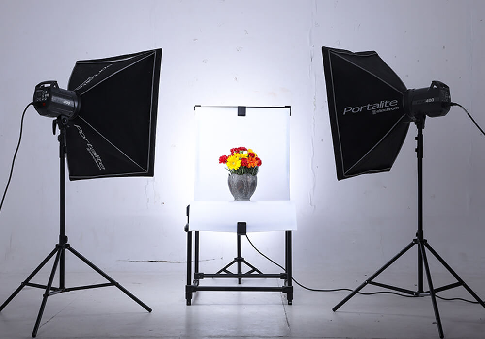 Đặt bên hông chủ thể để thực hiện tăng độ sáng đồng đều cho cả hai bên trái phải của chủ thể Đặt bên hông chủ thể để thực hiện tăng độ sáng đồng đều cho cả hai bên trái phải của chủ thể