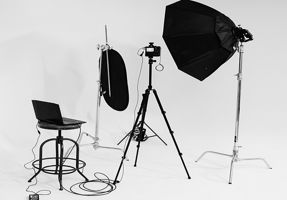 Phản xạ tối, chặn ánh sáng và làm phông nền đen bằng cách đặt chắn trước nguồn sáng và chủ thể Phản xạ tối, chặn ánh sáng và làm phông nền đen bằng cách đặt chắn trước nguồn sáng và chủ thể