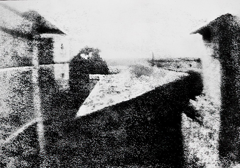 Thành tựu cố định hình ảnh (năm 1822) là nền móng đầu tiên cho nhiếp ảnh
