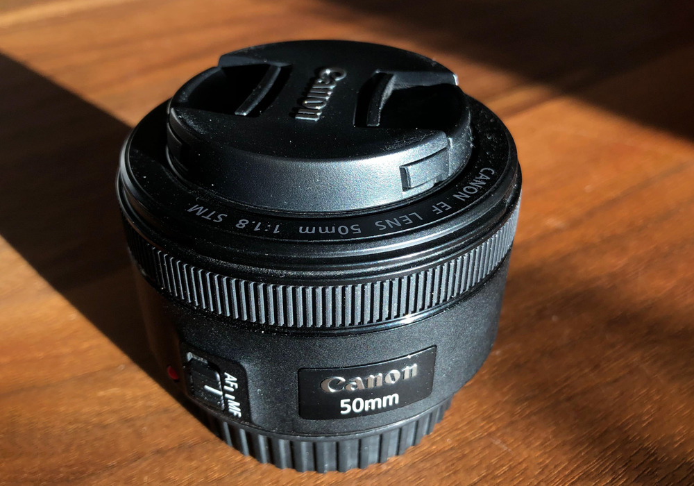 Canon EF 50mm F1.8 STM, thiết kế cổ điển, lấy nét nhanh, có 7 lá khẩu tròn giúp chính vùng mờ tốt hơn
