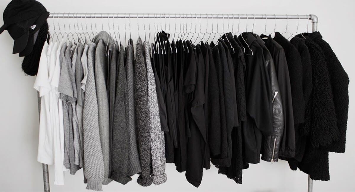 Lựa chọn trang phục và phụ kiện phù hợp với tone trắng đen, không quá rực rỡ hay nhạt nhòa