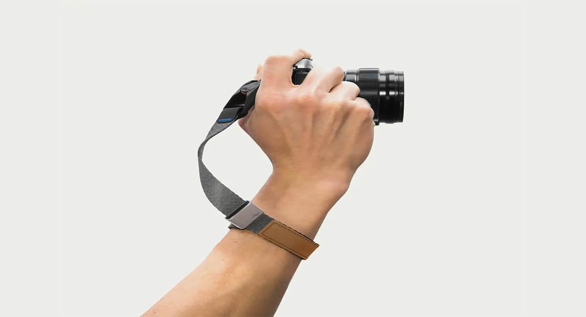 Dây đeo cổ tay là một loại dây đeo có dạng nhỏ gọn và tiện lợi cho việc mang máy ảnh trong tay