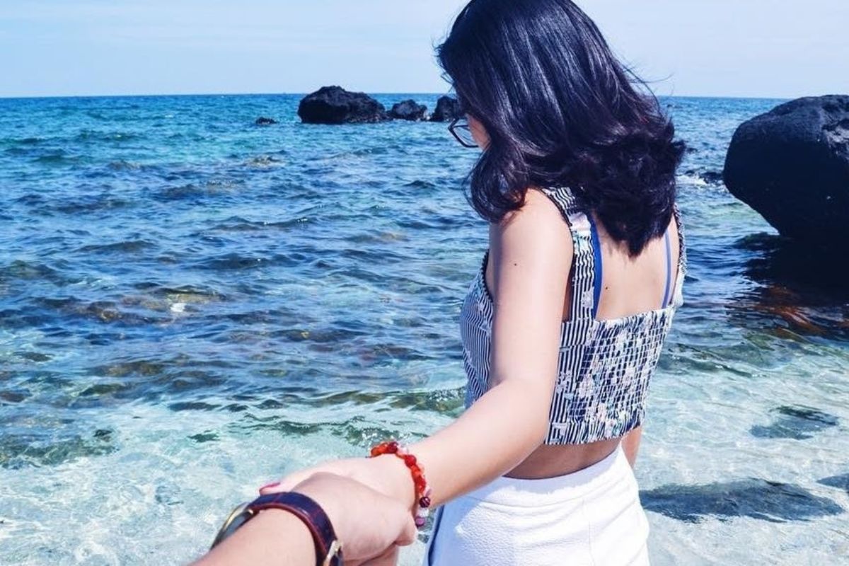 Kiểu tạo dáng chụp ảnh couple đơn giản nhưng không bao giờ lỗi thời là nắm tay nhau đi bất cứ nơi nào bạn thích. Kiểu tạo dáng chụp ảnh couple đơn giản nhưng không bao giờ lỗi thời là nắm tay nhau đi bất cứ nơi nào bạn thích.