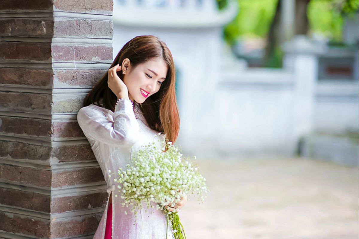 Trang điểm và làm tóc là hai yếu tố không thể thiếu khi chụp ảnh áo dài đẹp Trang điểm và làm tóc là hai yếu tố không thể thiếu khi chụp ảnh áo dài đẹp