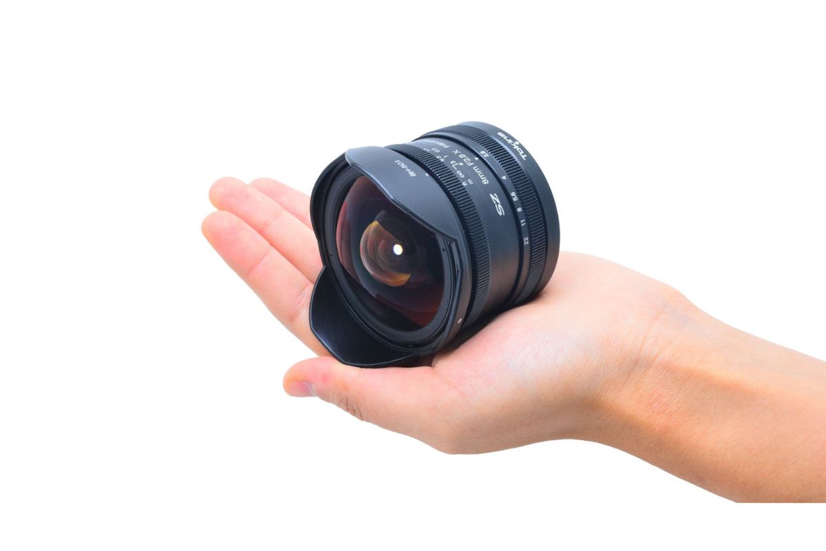 Ống kính Fish eye là còn gọi là ống kính mắt cá, là một loại ống kính có góc nhìn rộng và đường cong lớn Ống kính Fish eye là còn gọi là ống kính mắt cá, là một loại ống kính có góc nhìn rộng và đường cong lớn