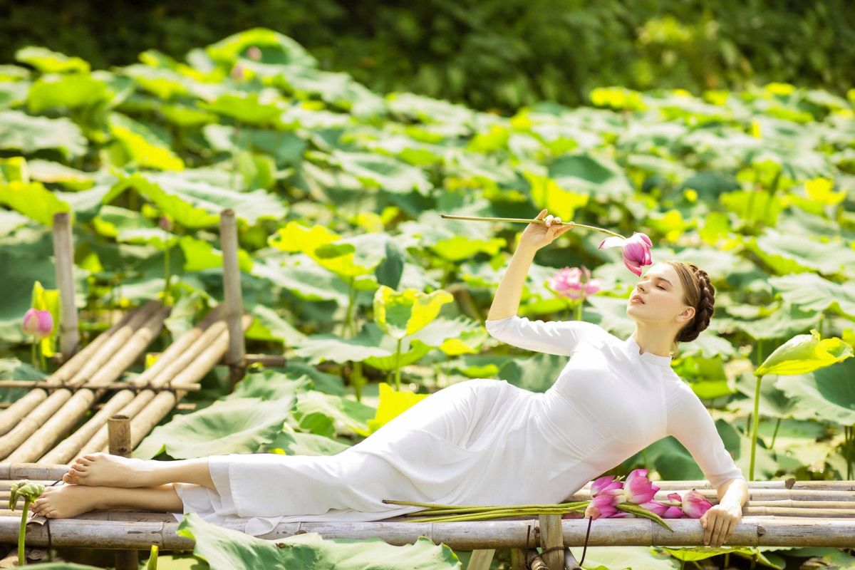 Bạn có thể tạo dáng nằm khi chụp ảnh áo dài đẹp sao cho tự nhiên và duyên dáng Bạn có thể tạo dáng nằm khi chụp ảnh áo dài đẹp sao cho tự nhiên và duyên dáng