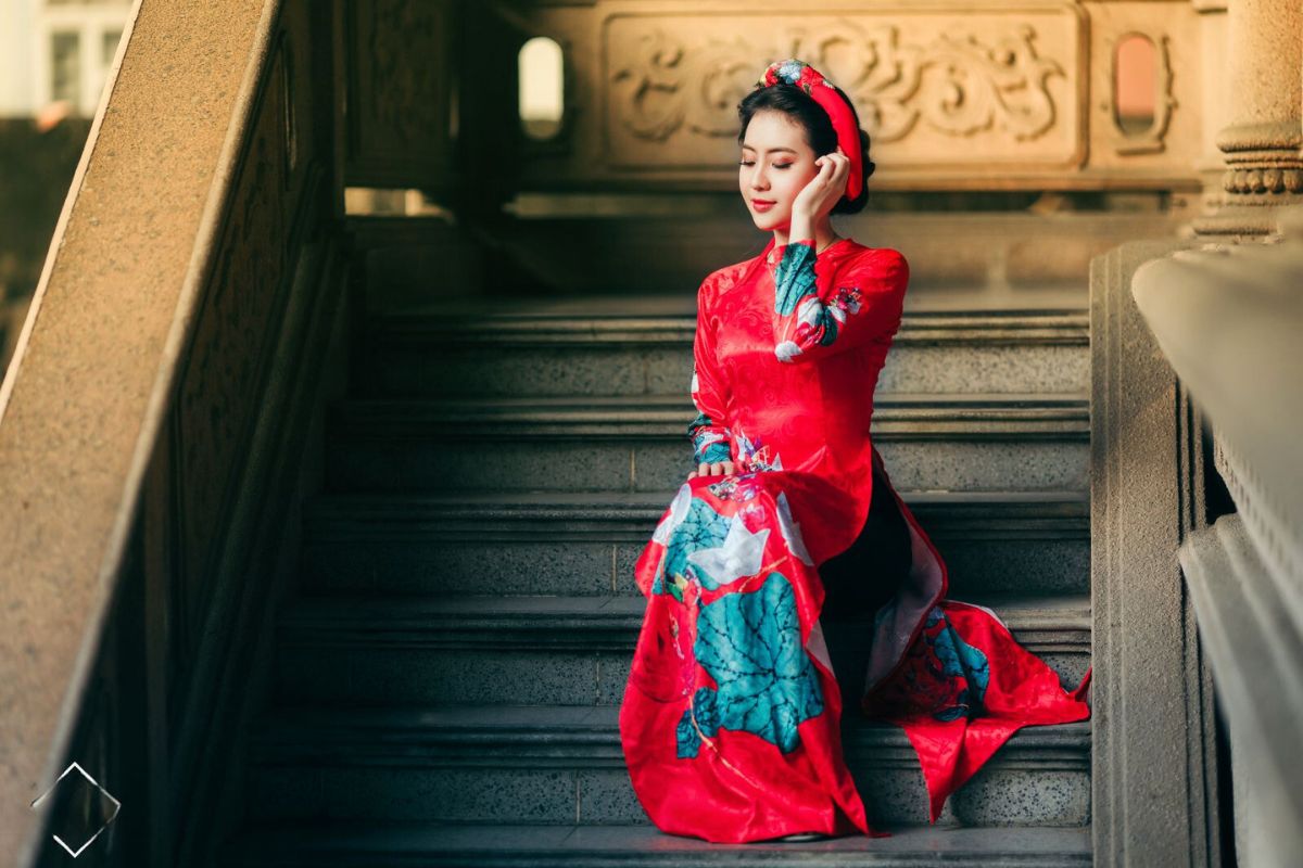 Bạn có thể tạo dáng ngồi bậc thềm hay cầu thang để tạo ra những bức ảnh áo dài đẹp và lãng mạn Bạn có thể tạo dáng ngồi bậc thềm hay cầu thang để tạo ra những bức ảnh áo dài đẹp và lãng mạn