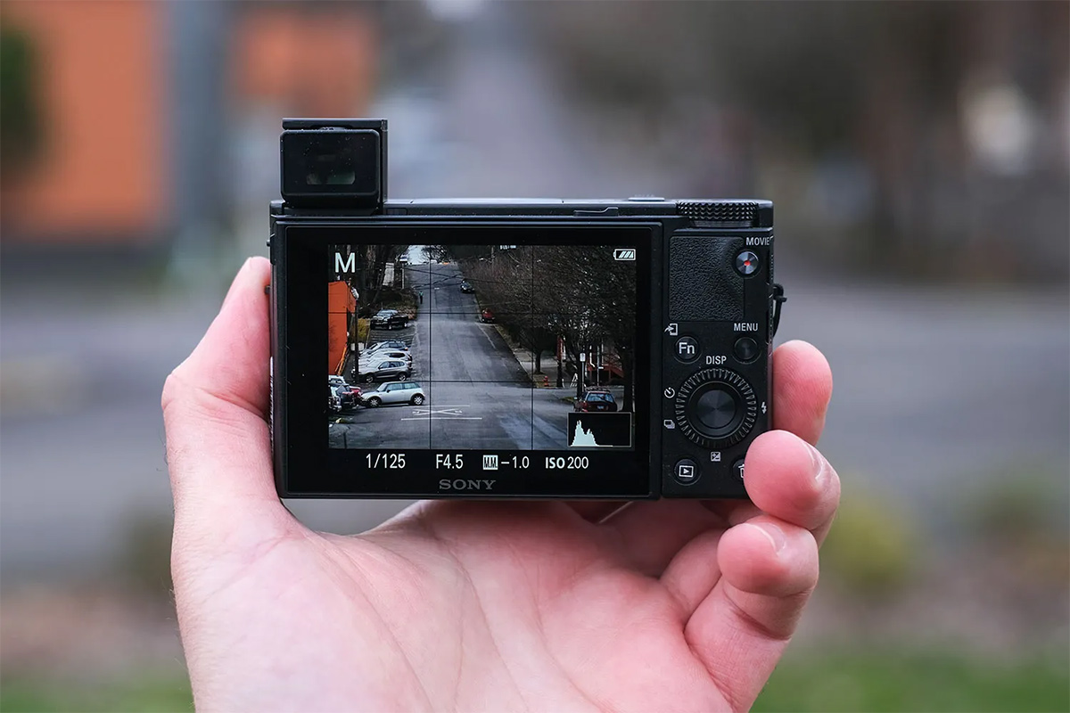 Khi sử dụng máy ảnh PNS tránh để máy ảnh tiếp xúc với nước hoặc bụi bẩn Khi sử dụng máy ảnh PNS tránh để máy ảnh tiếp xúc với nước hoặc bụi bẩn