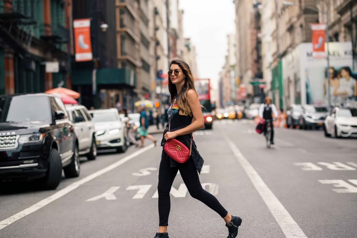 Tạo dáng khi đang bước đi là một cách tạo dáng rất phổ biến 