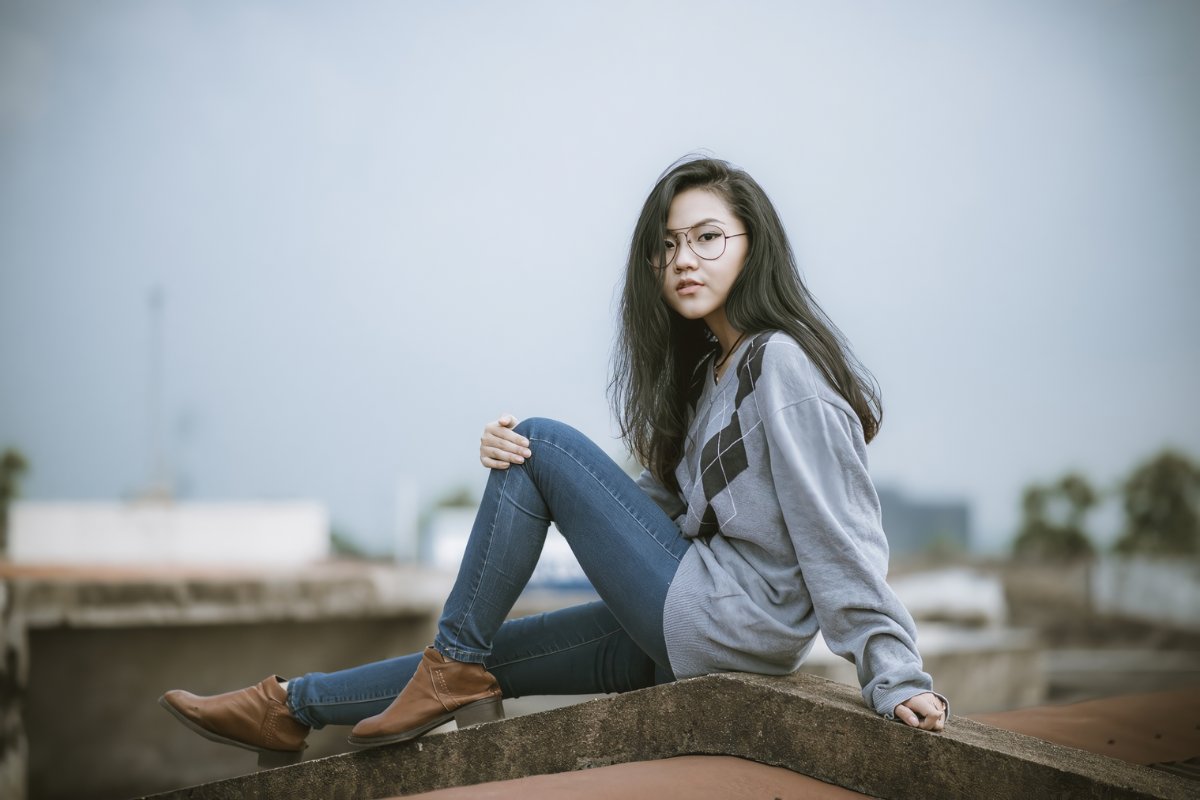 Tạo dáng ngồi cá tính là một cách tạo dáng chụp ảnh cá tính rất thoải mái