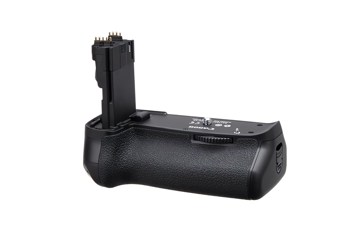 Grip máy ảnh được gắn vào máy ảnh để giúp người dùng có thể cầm máy ảnh một cách thoải mái Grip máy ảnh được gắn vào máy ảnh để giúp người dùng có thể cầm máy ảnh một cách thoải mái