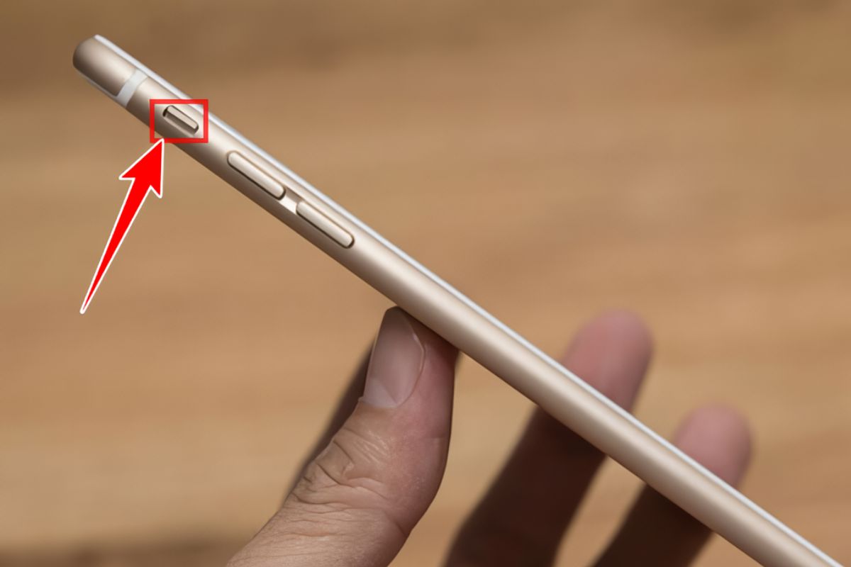 Một cách đơn giản nhất để tắt âm thanh camera iphone là chuyển điện thoại sang chế độ im lặng Một cách đơn giản nhất để tắt âm thanh camera iphone là chuyển điện thoại sang chế độ im lặng