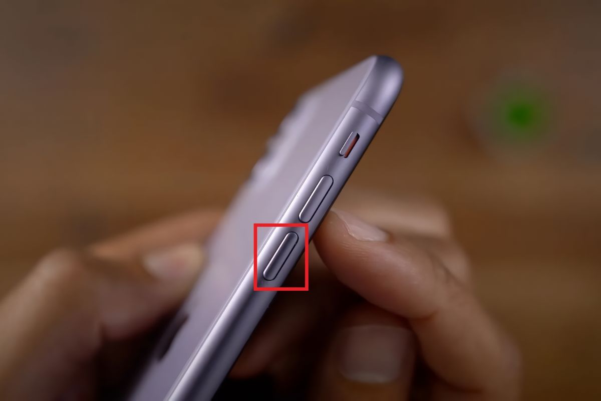 Bạn có thể sử dụng nút cứng bên cạnh điện thoại để giảm âm lượng Bạn có thể sử dụng nút cứng bên cạnh điện thoại để giảm âm lượng