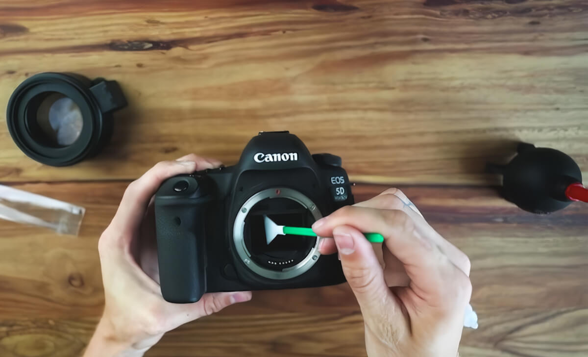 Đề phòng hỏng hóc và xước màn hình máy ảnh