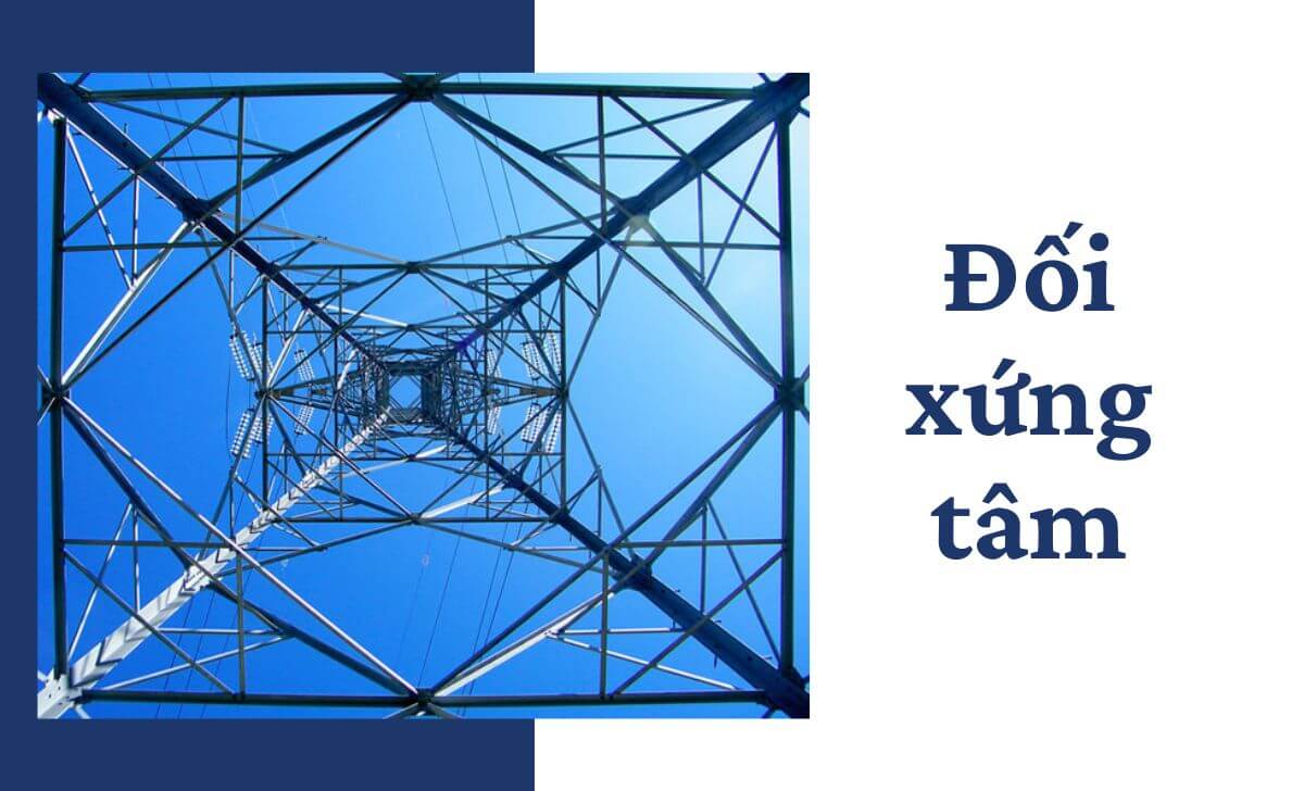 Bức ảnh được bố trí đối xứng qua cả chiều ngang và chiều dọc